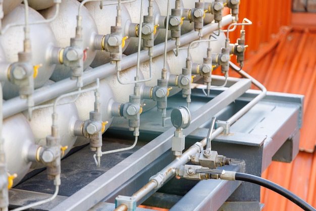 Beaucoup de bouteilles remplies de gaz ou d'essence sont empilées