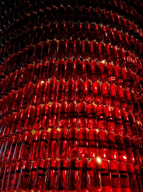 Photo beaucoup de bouteilles rouges
