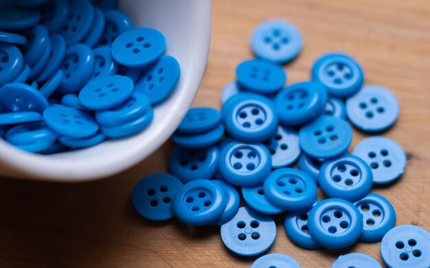 Photo beaucoup de boutons bleus sur la table