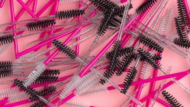 Beaucoup de brosses à cils sur fond rose