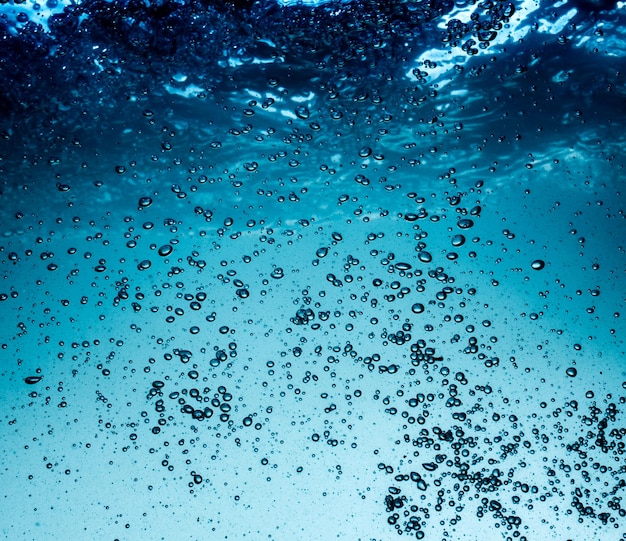 Beaucoup de bulles dans l'eau se bouchent, vague d'eau abstraite avec bulles