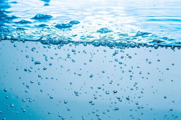 Beaucoup de bulles dans l'eau se bouchent, vague d'eau abstraite avec bulles