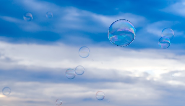 Beaucoup de bulles de savon sur le fond du sn inégal. photo de haute qualité