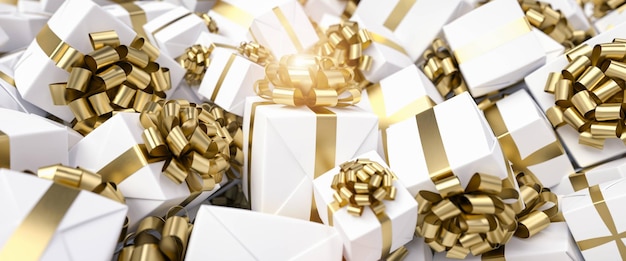 Beaucoup de cadeaux d'or et blancs pour Noël sur une grande pile