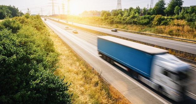 Beaucoup de camions et de voitures sur une surface de concept de transport routier pour votre texte individuel