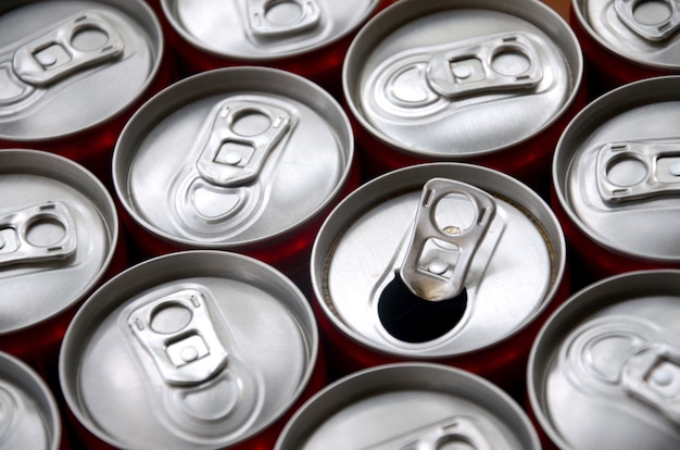 Beaucoup De Canettes De Soda En Aluminium. Publicité Pour La Fabrication En Série De Boissons Gazeuses Ou De Boîtes De Conserve