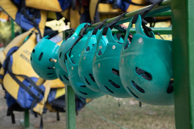 Beaucoup de casques de rafting bateau sûr sur une rivière de montagne