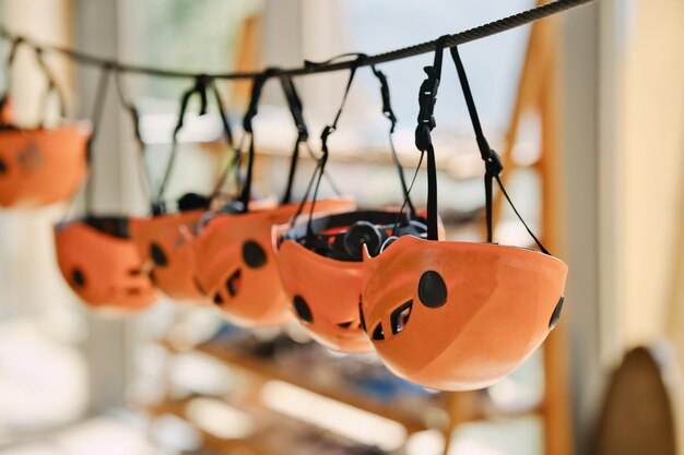 Photo beaucoup de casques de vélo orange à louer activités de loisirs et récréation