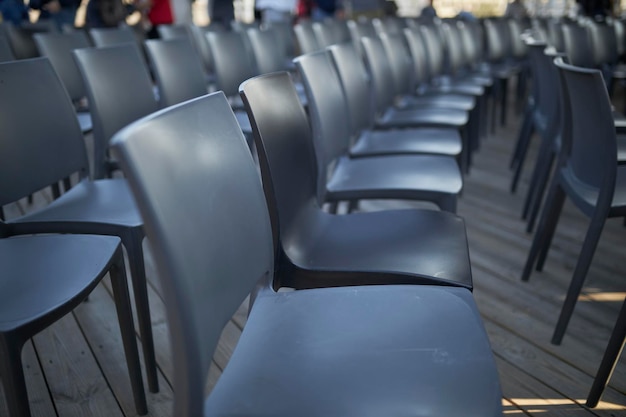 Beaucoup de chaises noires dans une rangée série évocatrice de chaises rangées de chaises sièges vides rangée de chaises