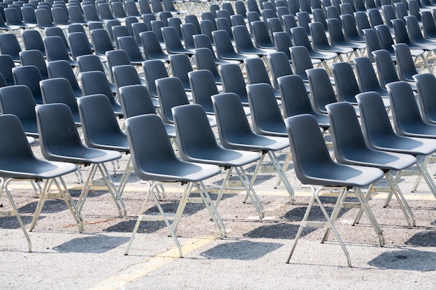 Beaucoup de chaises vides sans public