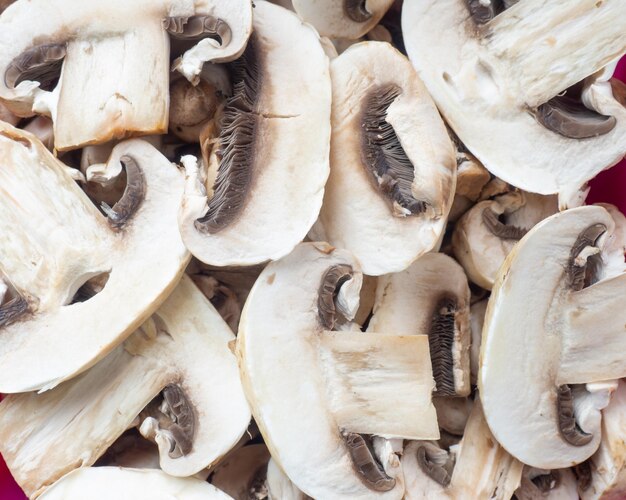 Beaucoup de champignons hachés Cuisiner des plats avec des champignons Champignons hachés crus Produit non préparé Aliments sains pour le déjeuner