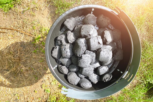 Beaucoup de charbon dans les loisirs de plein air grill