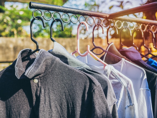 Beaucoup de chemises accrochées à une corde à linge