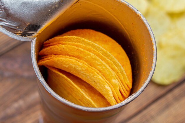 Beaucoup de chips orange en tube pack close up