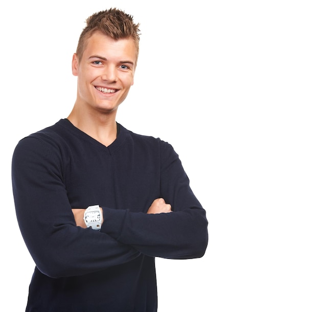 Beaucoup de confiance Portrait en studio d'un jeune homme souriant debout avec les bras croisés sur un fond blanc