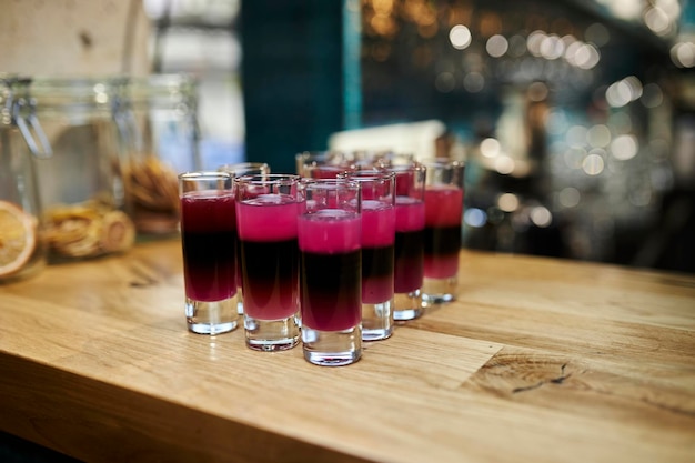 beaucoup de coups d'alcool rouge sur le comptoir du bar libre