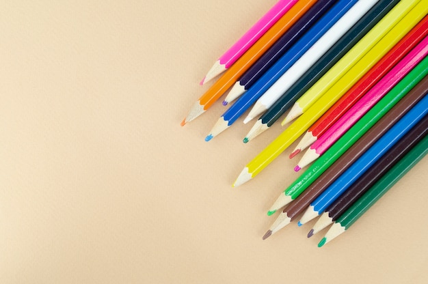 Beaucoup de crayons colorés, vue de dessus