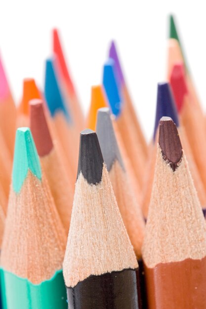 Beaucoup de crayons de couleurs différentes sur un fond blanc