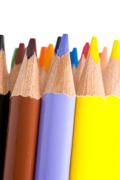 Beaucoup de crayons de couleurs différentes sur un fond blanc