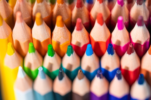 Beaucoup de crayons de couleurs différentes