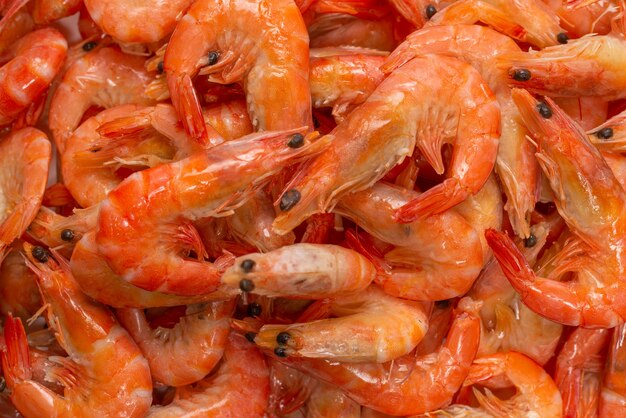 Beaucoup de crevettes. Crevettes cuites.