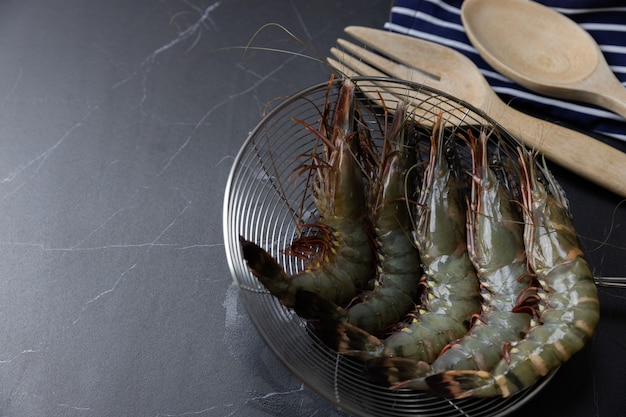 Beaucoup de crevettes fraîches sont prêtes à cuire.