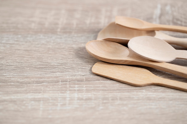 beaucoup de cuillères de bois sur la table