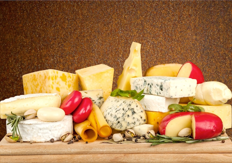 Photo beaucoup de délicieux fromages vieillis sur plaque de bois