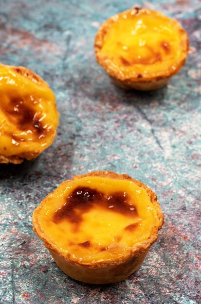 Photo beaucoup de desserts fraîchement cuits pastel de nata ou tarte aux œufs portugaise pastel de belm est une petite tarte