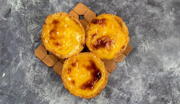 Beaucoup de desserts fraîchement cuits pastel de nata ou tarte aux œufs portugaise pastel de belm est une petite tarte