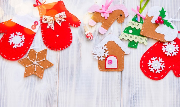 Beaucoup de différentes décorations d'arbre de Noël en feutre sur un fond en bois