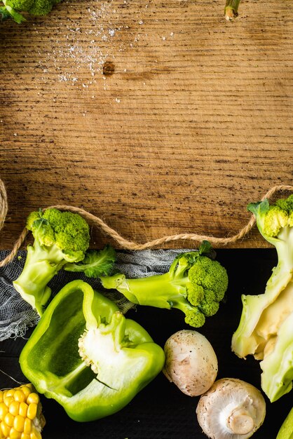 Beaucoup de différents légumes verts mûrs sur fond de bois. Copier l'espace