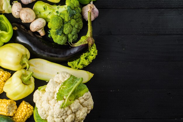 Beaucoup de différents légumes verts mûrs sur fond de bois. Copier l'espace