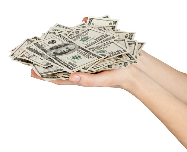 Beaucoup de dollars tombant sur la main de la femme avec de l'argent