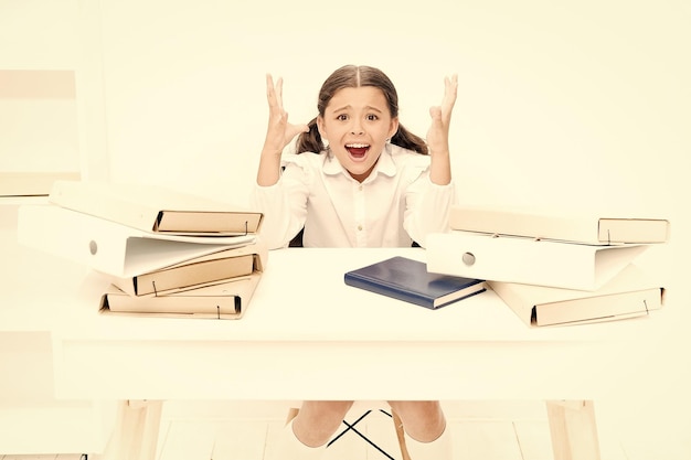 Beaucoup d'enfants deviennent nerveux face à de nouvelles situations Anxiété scolaire Donner à l'enfant les moyens de faire face à l'anxiété scolaire Sentiments anxieux normal attendu que les enfants retournent à l'école Expression anxieuse de la petite fille