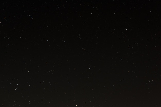 Beaucoup d'étoiles sur le ciel noir la nuit Un vrai ciel nocturne sombre avec beaucoup d'étoiles Fond de ciel nocturne