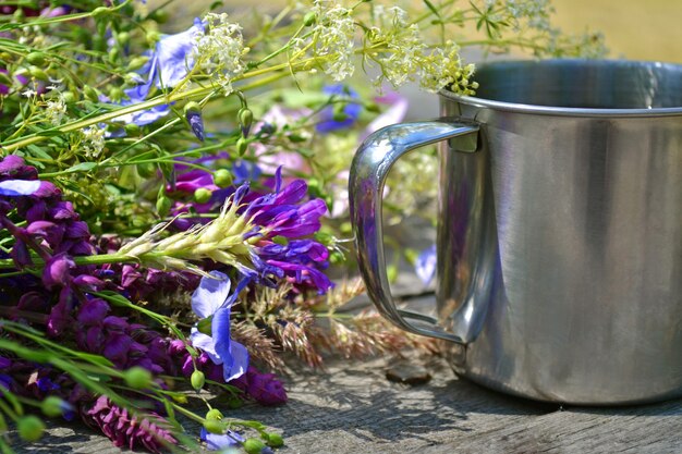 Beaucoup de fleurs avec une tasse de camp de fer pour le tourisme