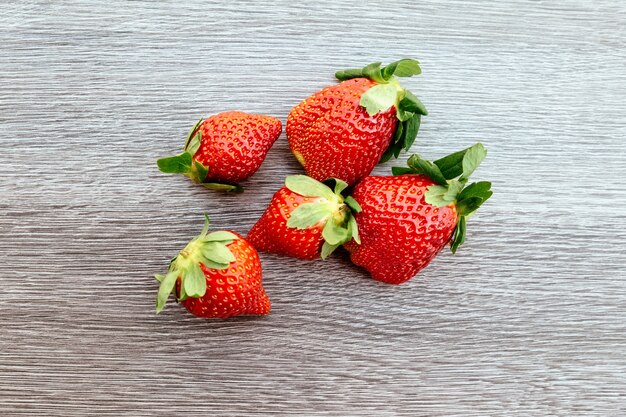 Beaucoup de fraises mûres rouges. aliments