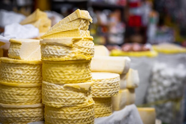 Beaucoup de fromage jaune de forme ronde et tranché sur l'arrière-plan flou