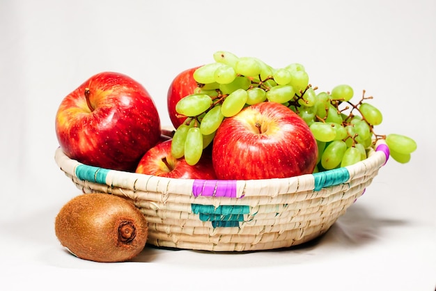 Beaucoup de fruits frais dans le panier