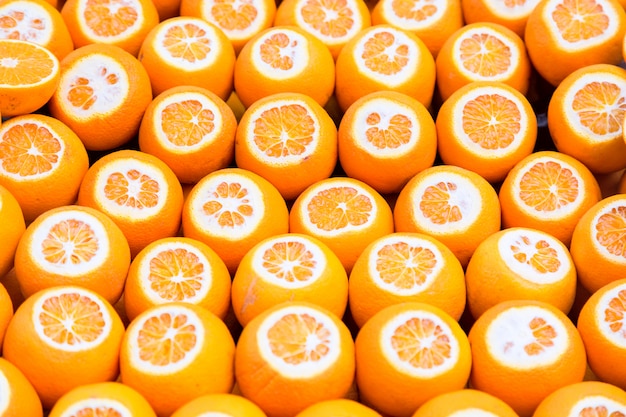 Beaucoup de fruits orange sur un marché à Istanbul, en Turquie, par beau temps.