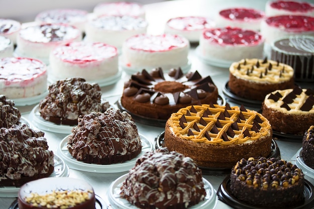 Beaucoup de gâteaux sur la table. Ligne de gâteaux industriels