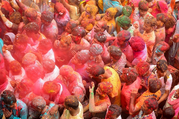 Beaucoup de gens jettent de la peinture en poudre dans les airs Holi Festival Photo Premium