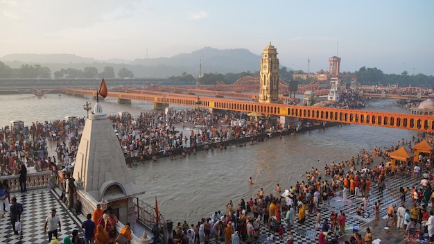 Beaucoup de gens priant à haridwar image hd