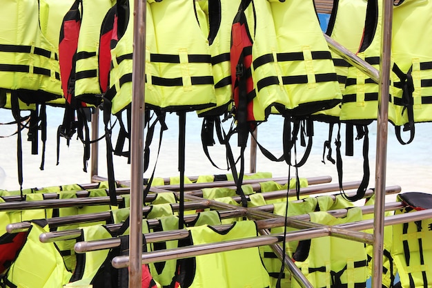 Beaucoup de gilets de sauvetage jaune vif suspendus