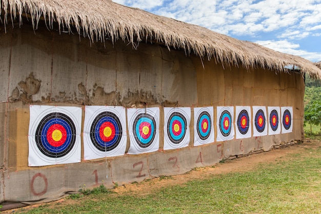 Beaucoup de jeux de fléchettes sur le mur dans Amuse Park