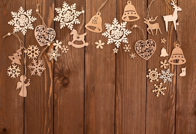 Photo beaucoup de jouets en bois pour arbre de noël sur la vue de dessus de fond en bois.