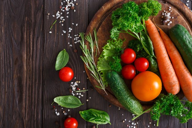 Beaucoup de légumes frais sur bois avec espace copie