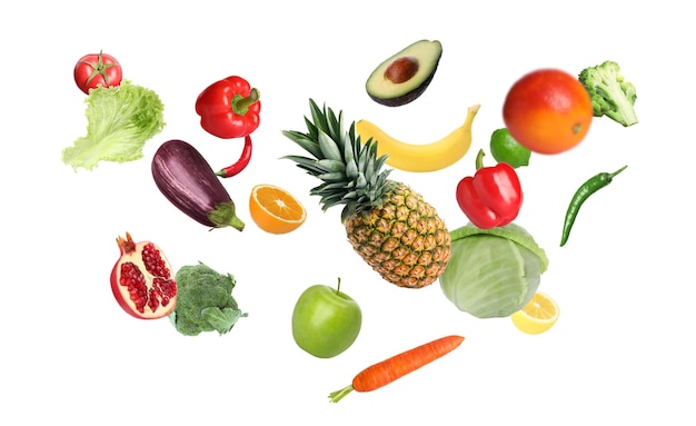 Beaucoup de légumes frais et de fruits tombant sur un fond blanc