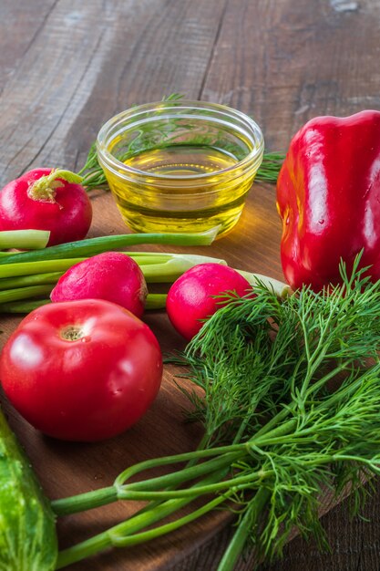 Beaucoup de légumes sur une planche pour une salade mixte.